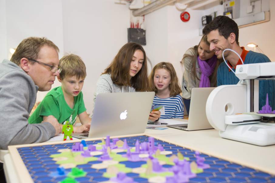 Printlab與Innofil3D，3DPrinterOS，Makerversity DIY, Kidesign以及Ultimaker等公司合作，幫助學校快速建立自己的3D列印實驗室